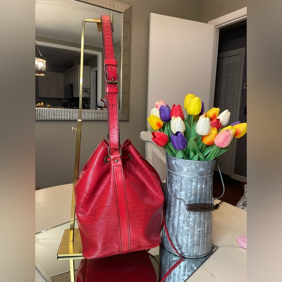 Louis Vuitton Red EPI Noe MM Bucket Bag - Picture 4 of 16